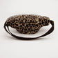Parte de atrás de la riñonera con tejido de peluche y estampado animal print de leopardo de la marca francesa Hindbag