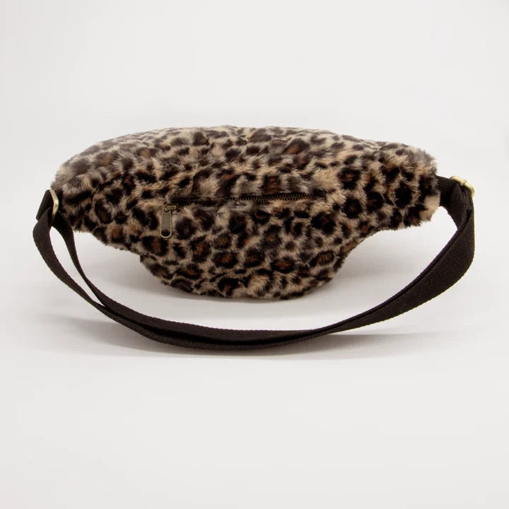 Parte de atrás de la riñonera con tejido de peluche y estampado animal print de leopardo de la marca francesa Hindbag