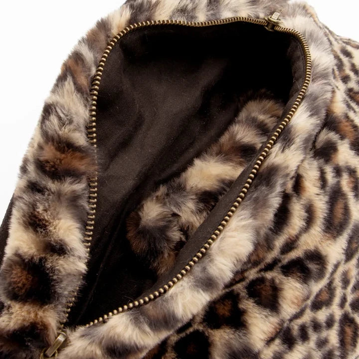 Interior de la riñonera con tejido de peluche y estampado animal print de leopardo de la marca francesa Hindbag