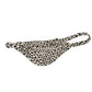 Parte de atrás de la riñonera leopardo con fondo beige de la marca francesa Hindbag