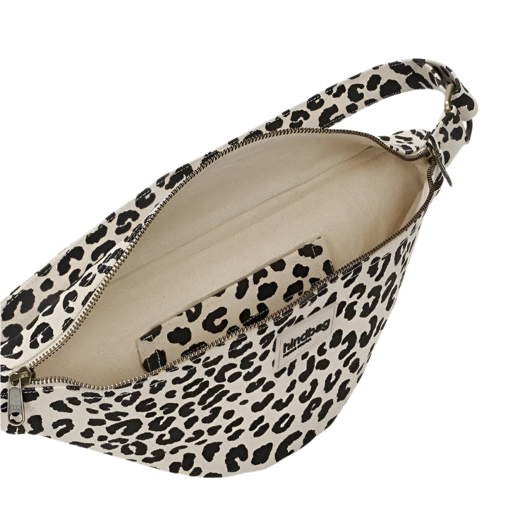 Interior de la riñonera leopardo con fondo beige de la marca francesa Hindbag