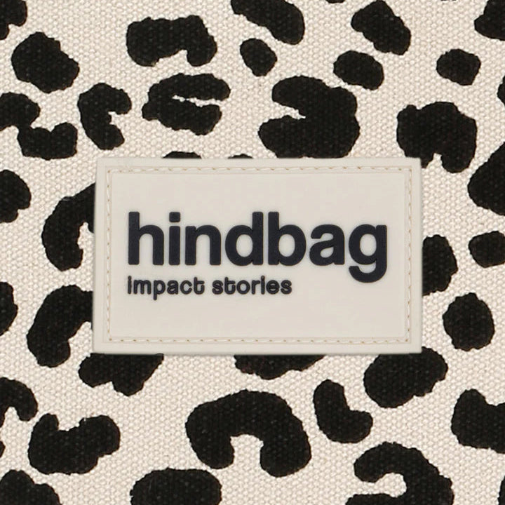 Detalle de la etiqueta de la riñonera leopardo con fondo beige de la marca francesa Hindbag
