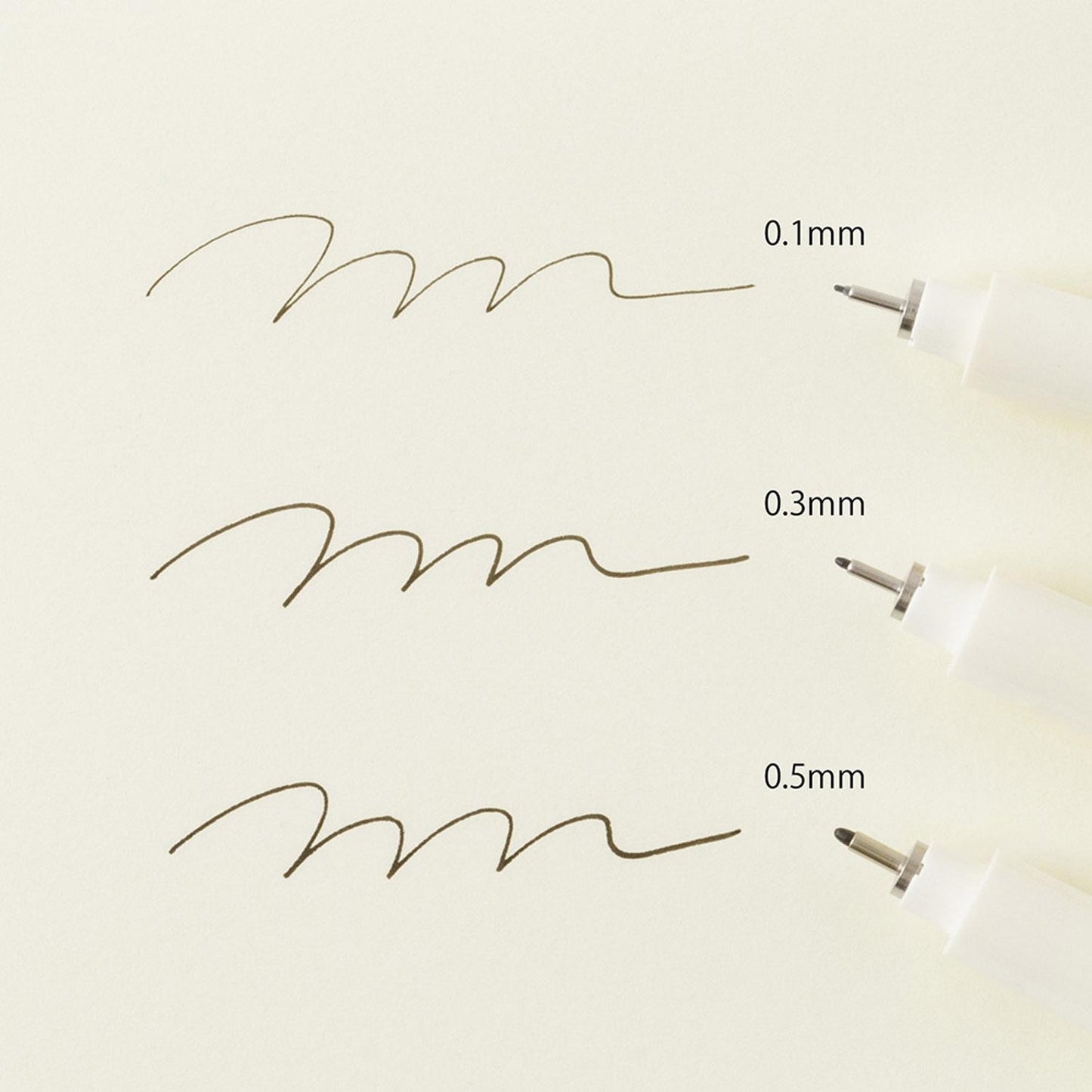 Trazos hechos con diferentes rotuladores negros de punta fina de la marca japonesa MD Product
