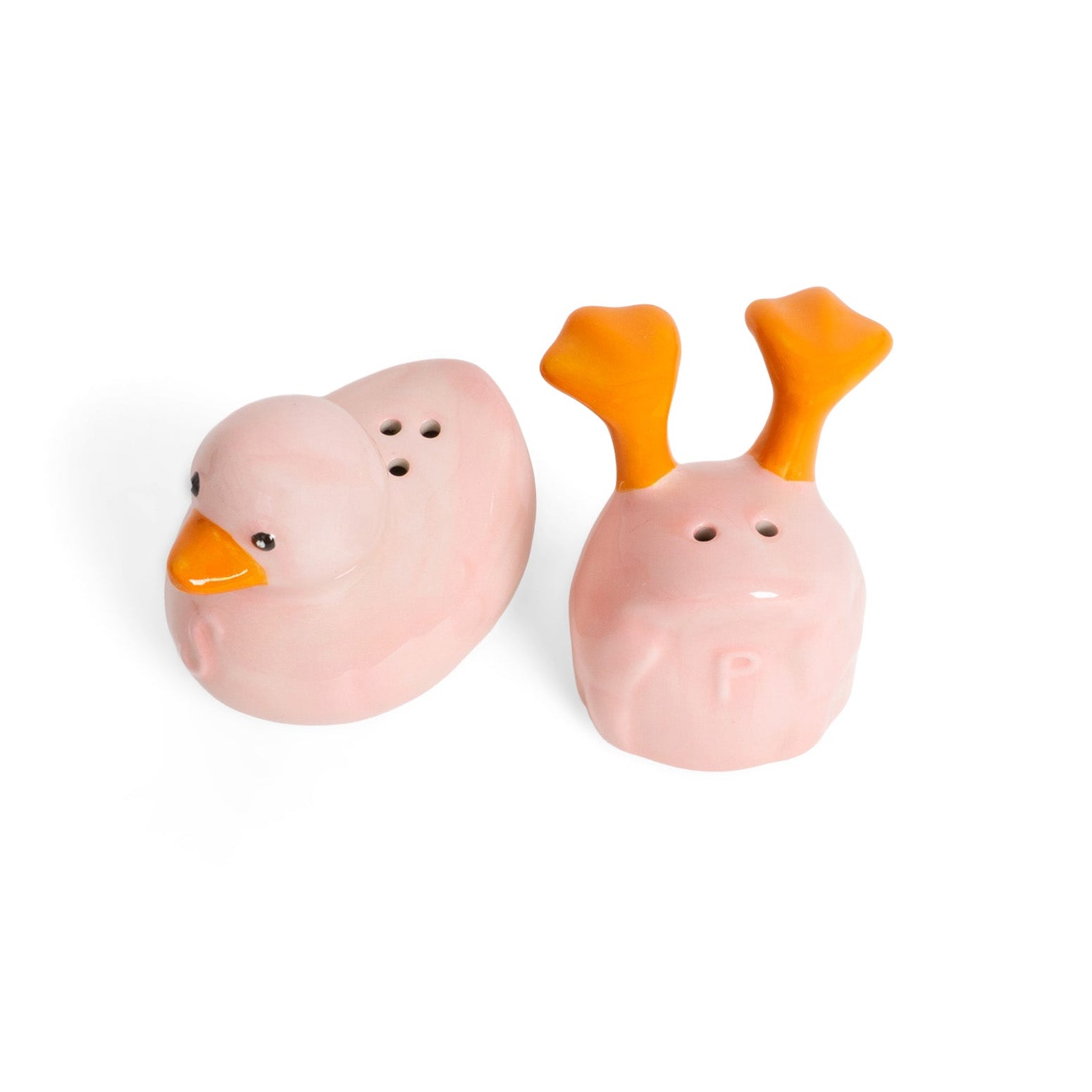 Salero y pimentero de cerámica con forma de patos rosas, uno nadando y otro buceando con las patas para arriba