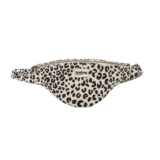 Riñonera Sasha de la marca Hindbag con animal print de leopardo y fondo beige, por delante. 