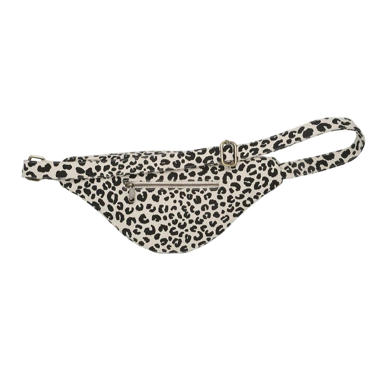 Riñonera Sasha de la marca Hindbag con animal print de leopardo y fondo beige, por detrás. 