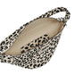 Riñonera Sasha de la marca Hindbag con animal print de leopardo y fondo beige, abierta enseñando el bolsillo interior, por dentro. 