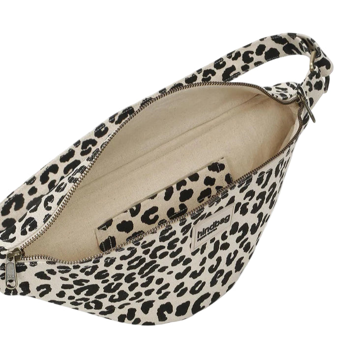 Riñonera Sasha de la marca Hindbag con animal print de leopardo y fondo beige, abierta enseñando el bolsillo interior, por dentro. 