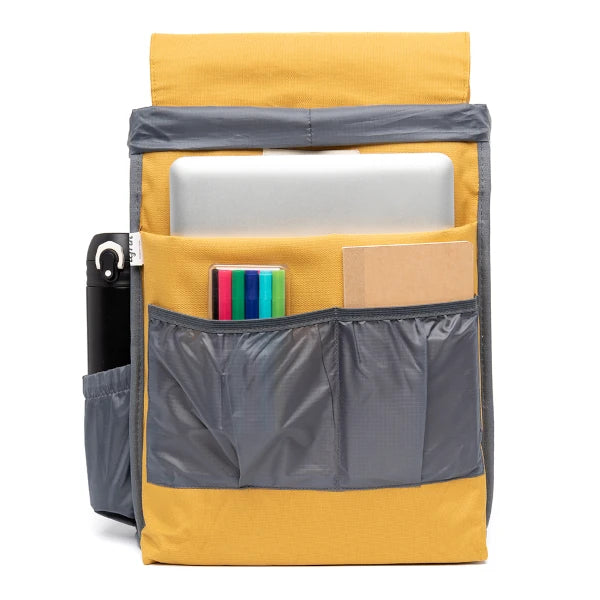 Interior de la mochila reciclada color mostaza de la marca Lefrik con espacio para portátil y muchos bolsillos