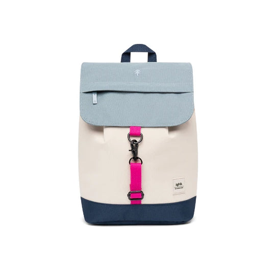 Mini mochila reciclada de la marca lefrik en azules y beige con correa de cierre rosa fucsia