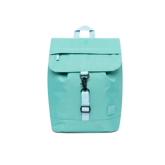 parte delantera de la mochila scout mini piscina verde de lefrik de color turquesa y con un bolsillo en la solapa y un cierre con cuerda de color azul clarito