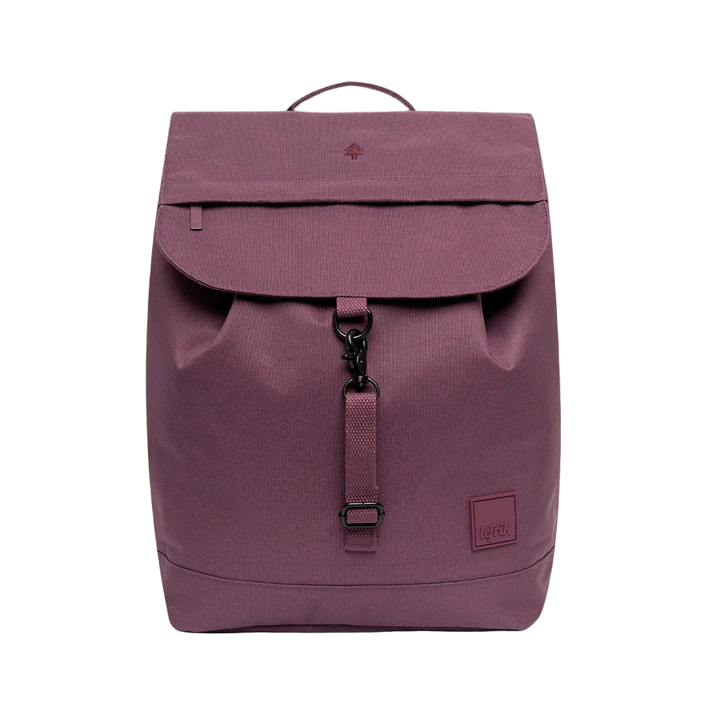 Mochila espaciosa, impermeable y reciclada color morado berenjena de la marca española Lefrik