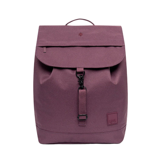 Mochila espaciosa, impermeable y reciclada color morado berenjena de la marca española Lefrik
