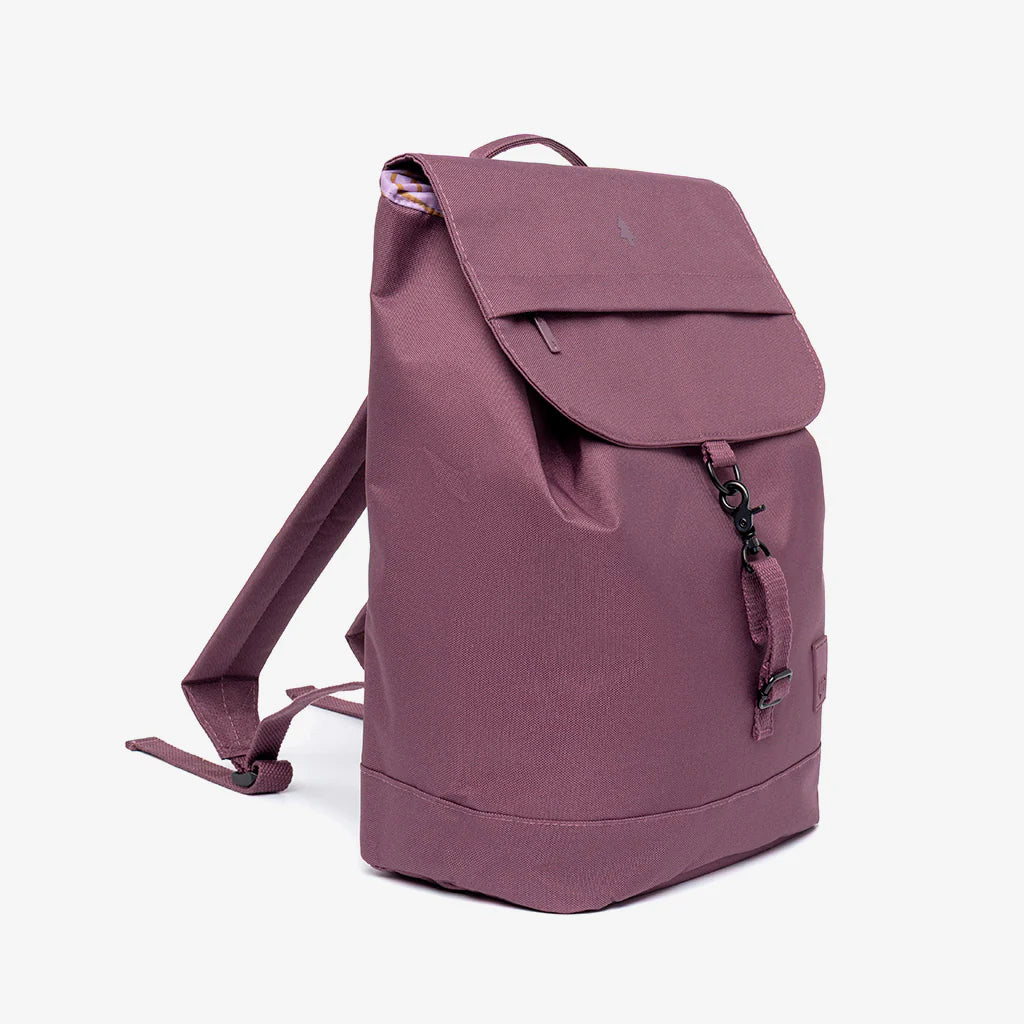 Mochila Scout color morado berenjena de la marca española Lefrik, espaciosa, reciclada e impermeable