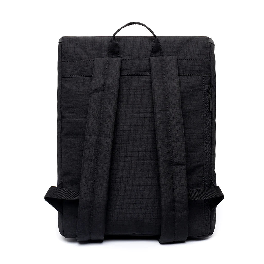 Parte trasera con cremallera vertical  de la mochila grande de tejido ripstop negra ligera, reciclada e impermeable de Lefrik