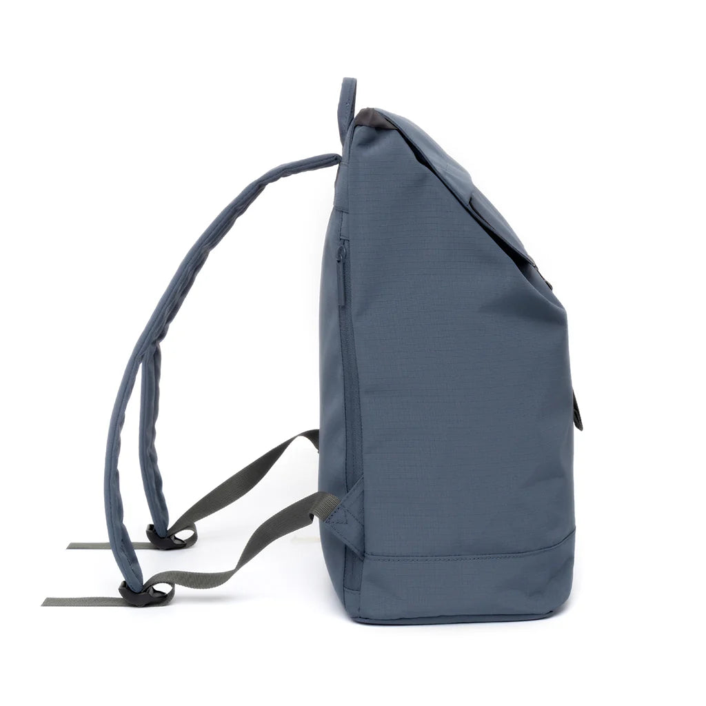 Vista lateral de la mochila grande modelo Scout color azul con tejido Ripstop de Lefrik