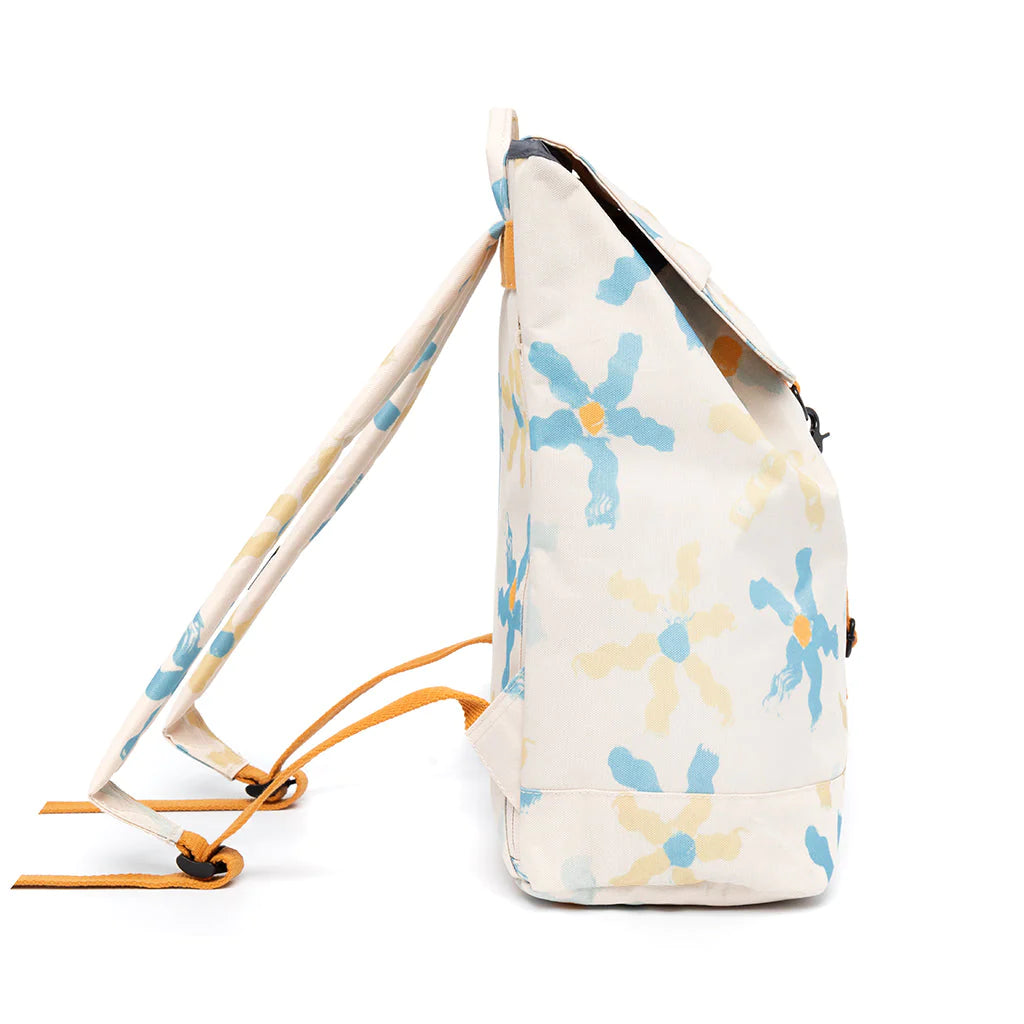 Lateral y correas de la mochila grande de Lefrik estampada con flores azules y amarillas