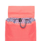Cierre con cordón ajustable de la mochila pequeña reciclada e impermeable Scout mini de la marca española Lefrik en color rosa coral