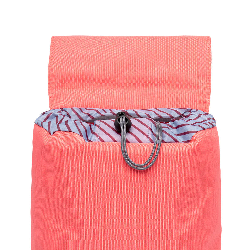 Cierre con cordón ajustable de la mochila pequeña reciclada e impermeable Scout mini de la marca española Lefrik en color rosa coral