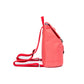 Vista lateral de la mochila pequeña reciclada e impermeable Scout mini de la marca española Lefrik en color rosa coral