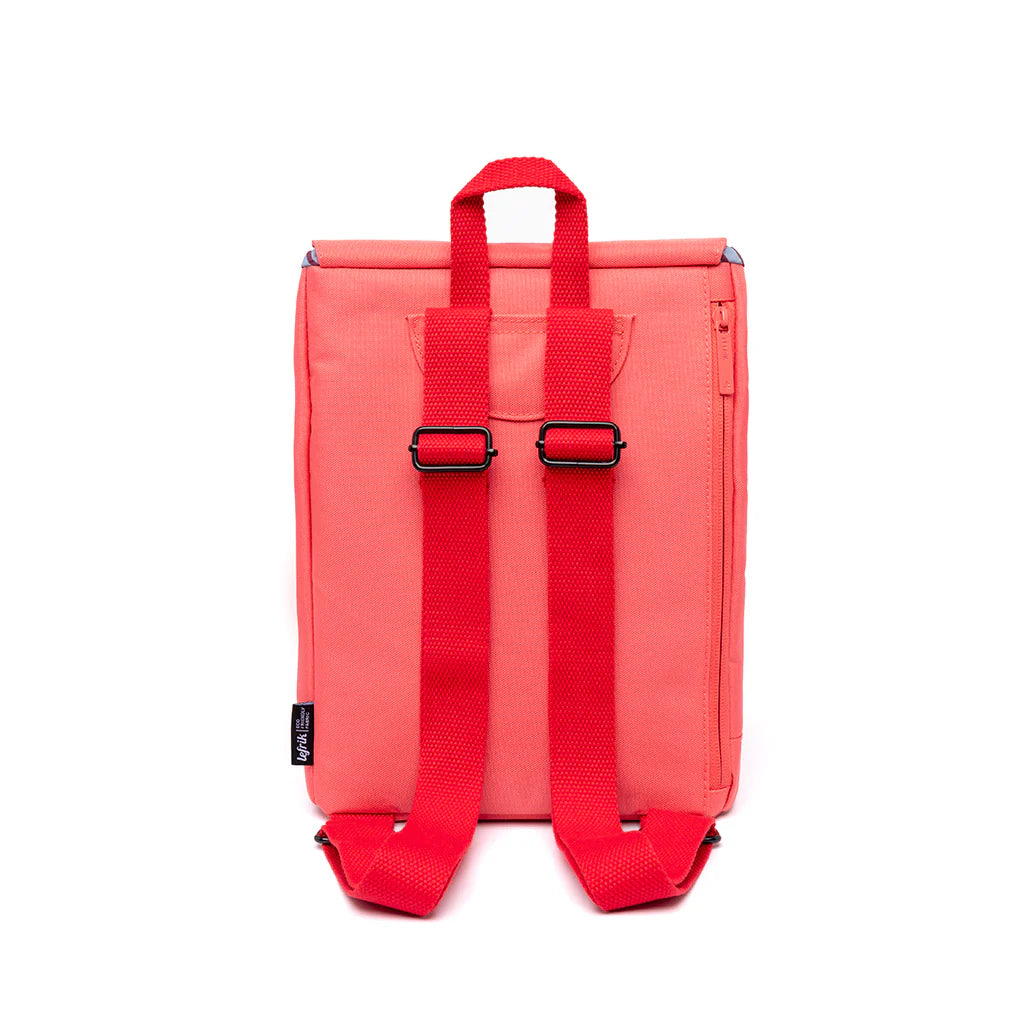 Vista trasera de la mochila pequeña reciclada e impermeable Scout mini de la marca española Lefrik en color rosa coral