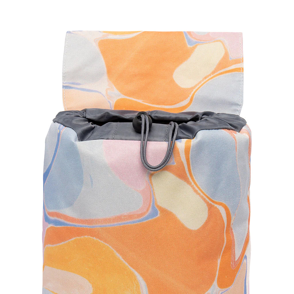 Cierre de la mochila pequeña estampada con formas de colores como vetas de mármol en azul, naranja y rosa