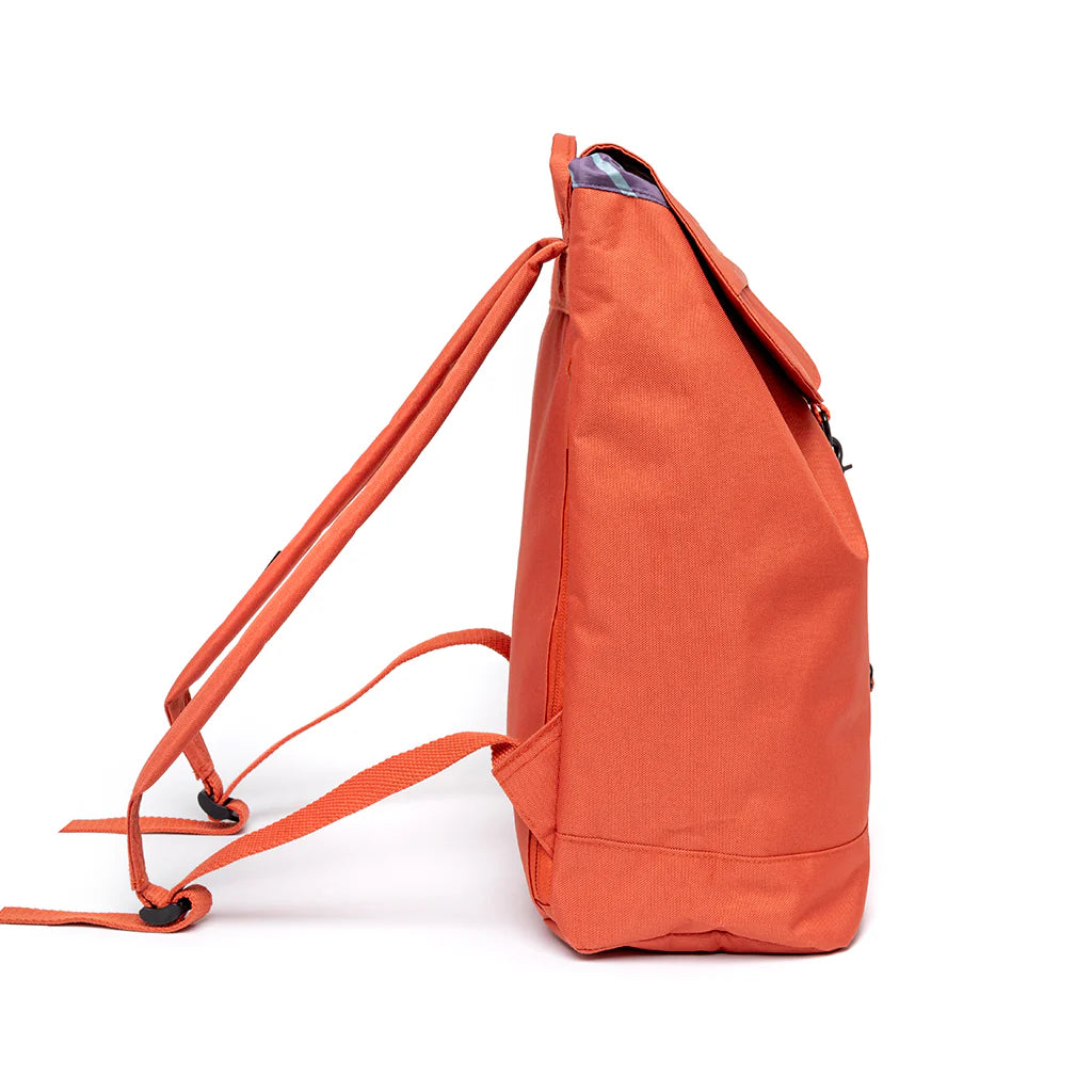 Vista lateral de la mochila Scout naranja de Lefrik: espaciosa, reciclada e impermeable