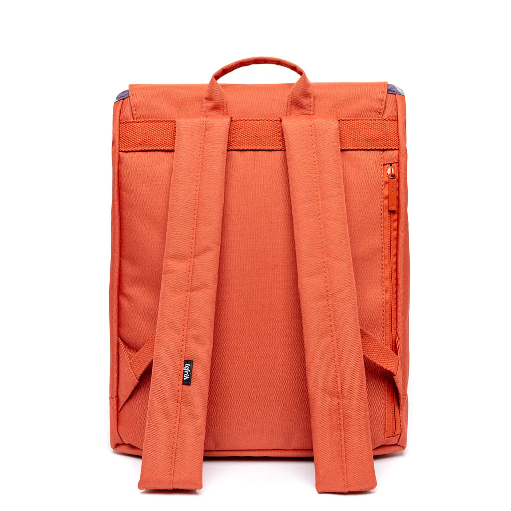 Parte trasera con bolsillo y correas acolchadas de la mochila Scout naranja de Lefrik: espaciosa, reciclada e impermeable