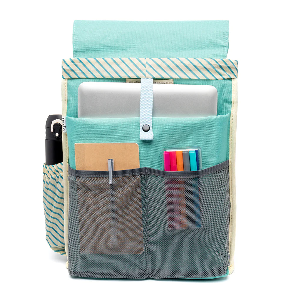 Interior de la mochila grande Scout de la marca Lefrik en color verde agua con espacio para portátil, botella de agua, libreta y lápices