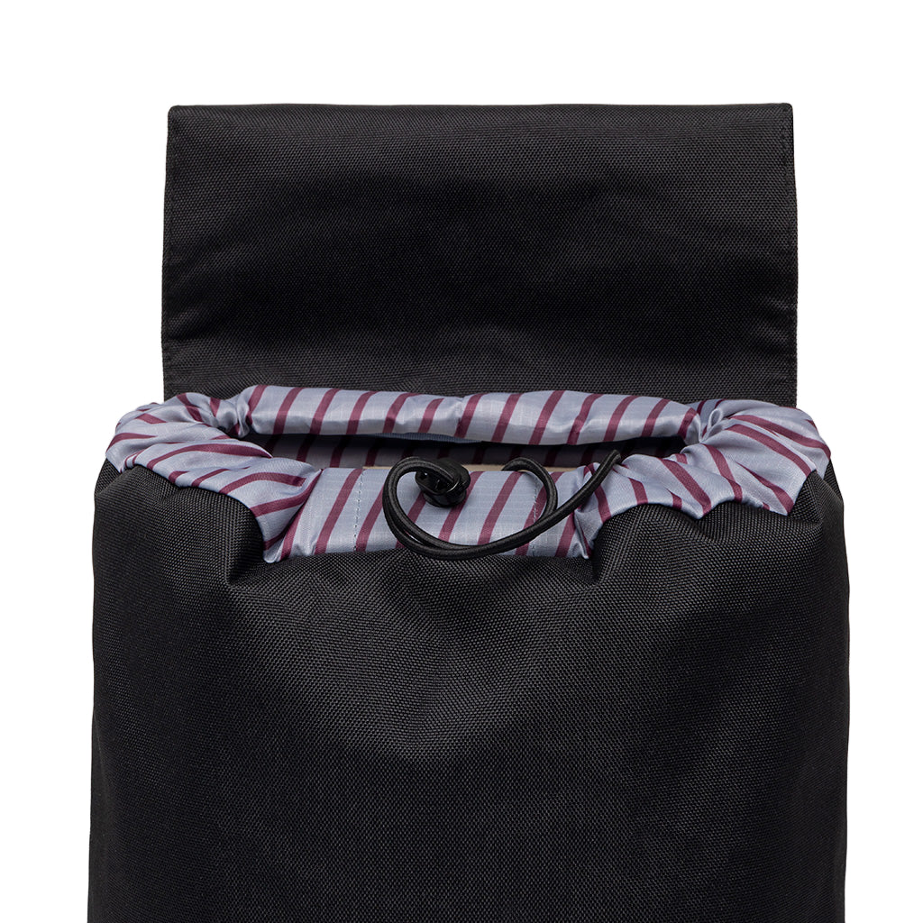 Cierre con correa ajustable de la Mini mochila Scout color negra de la marca lefrik