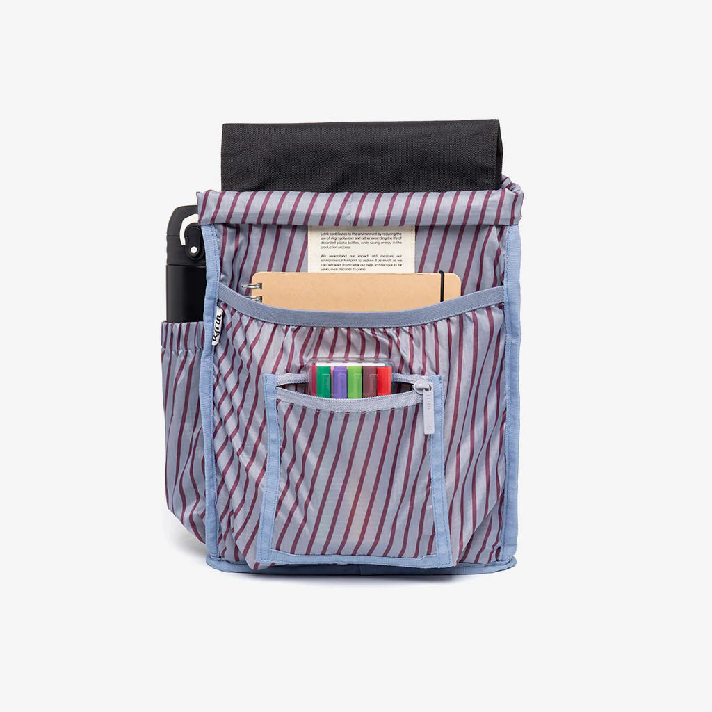 Interior de la mini mochila Scout color negro de la marca lefrik con diferentes bolsillos y compartimentos y forro a rayas