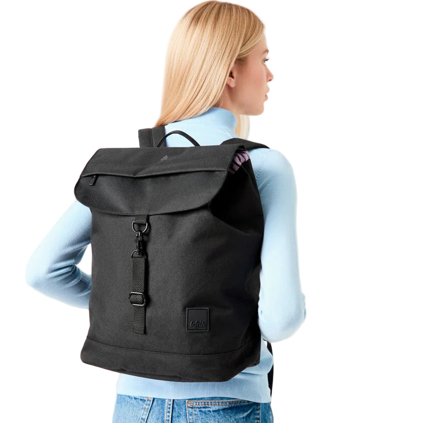 Chica rubia con la mochila Scout negra de Lefrik a la espalda