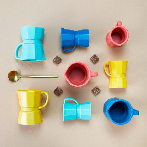 Tazas de café expreso solo con forma de cafetera italiana de cerámica de diferentes colores: azul, rosa, amarillo y turquesa