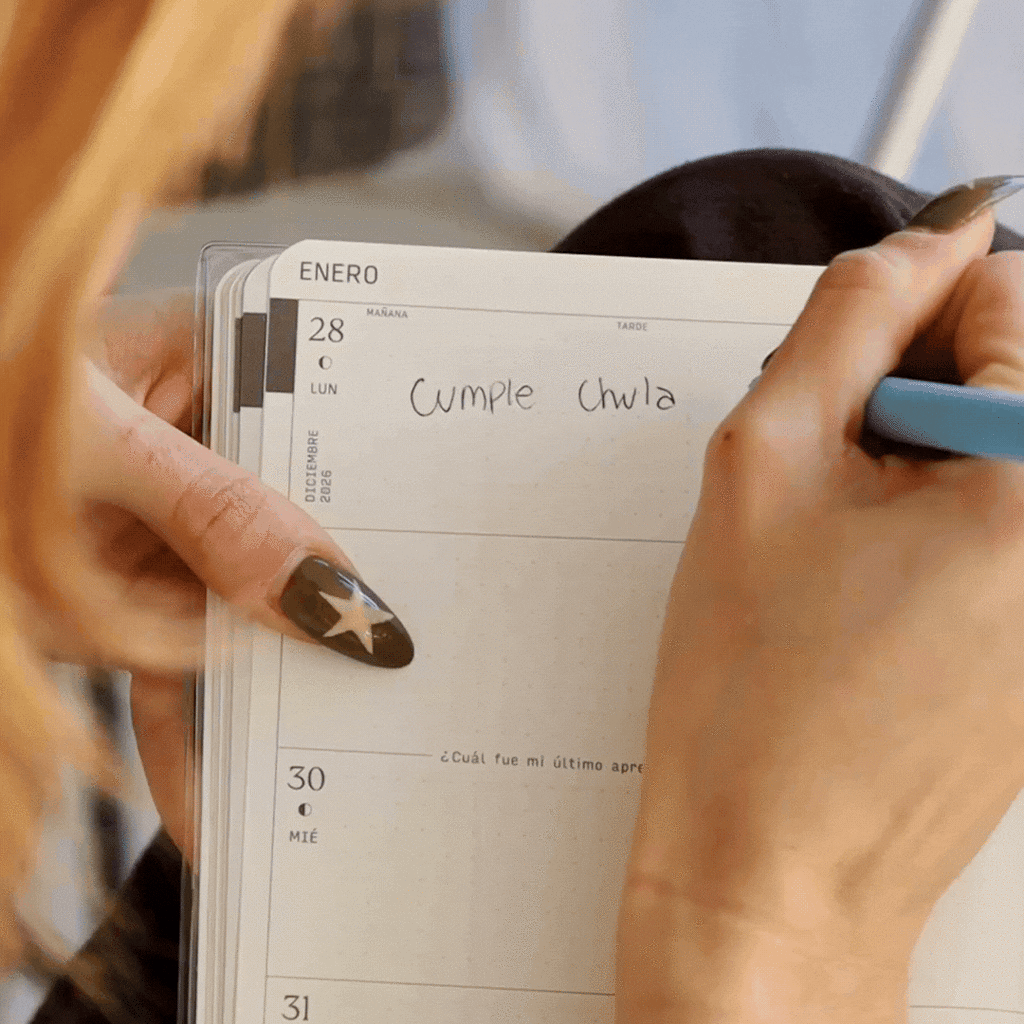 Chica con uñas largas decoradas con estrella apuntando un cumpleaños el 28 de enero en la agenda Journal Sessions 