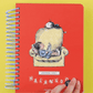 Animación de una mano abriendo la agenda Macanudo de Liniers con organización diaria para 2027