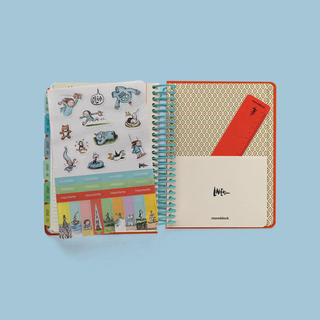 Bolsillo interior, regla y hoja de pegatinas de la agenda diaria Macanudo de Liniers 2027 