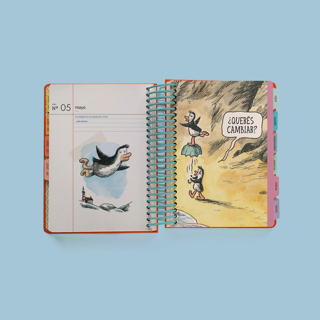 Portadilla interior del mes de mayo de la agenda Macanudo de Liniers 2027 con ilustración a página completa de dos pingüinos jugando con un paragüas