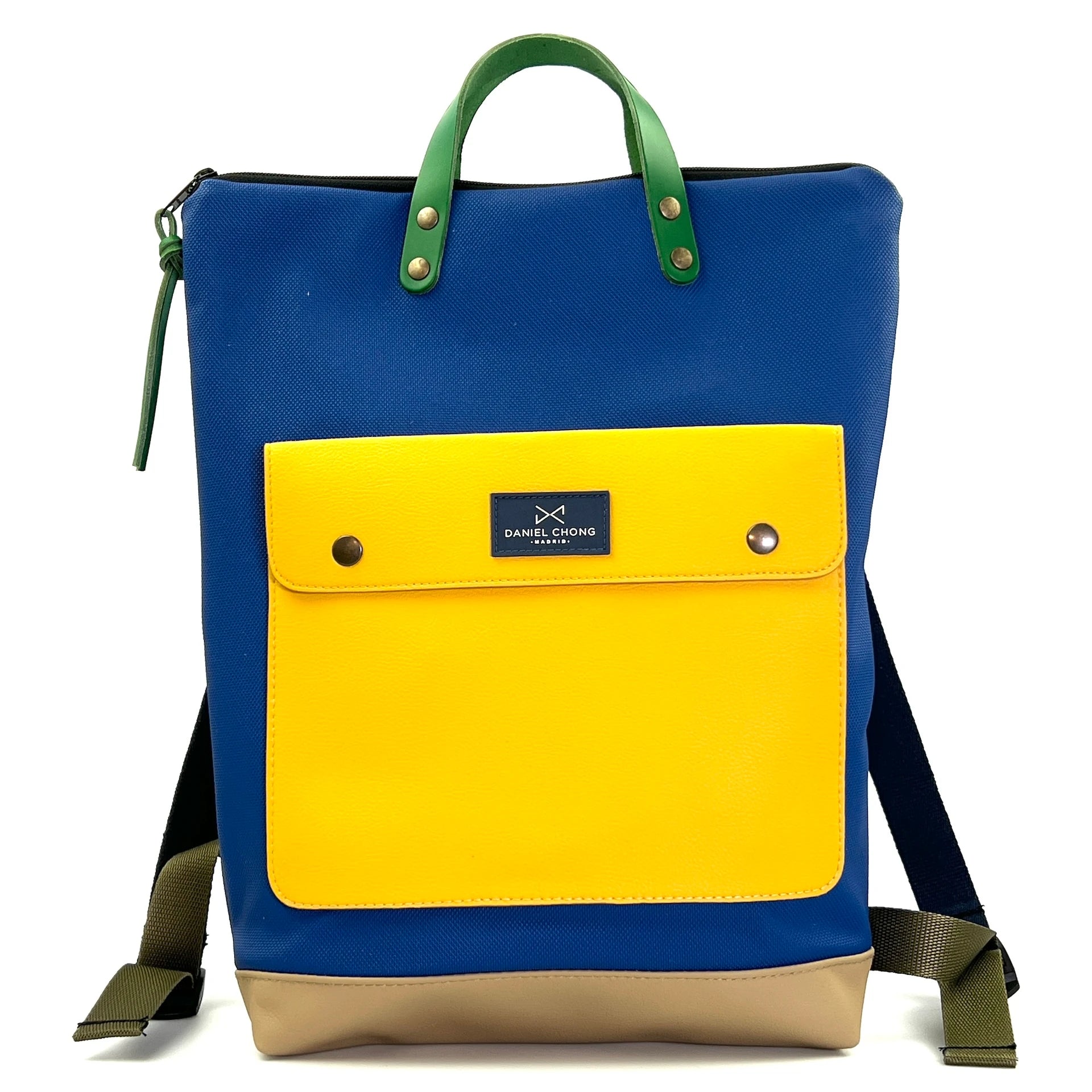 Mochila impermeable y reciclada de Daniel Chong en azul oscuro con bolsillo amarillo con solapa