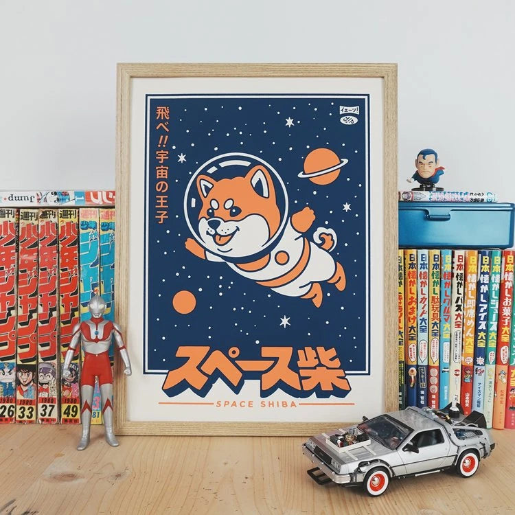 Ilustración enmarcada de una astronauta perra shiba flotando en medio del universo rodeada de planetas ilustrada por el francés S. Casier