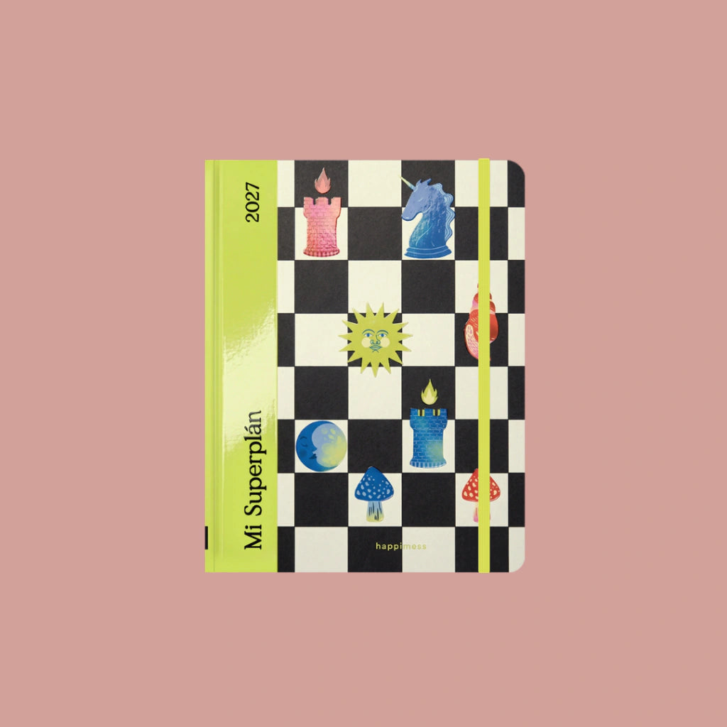 Portada de la agenda Happimess Mi Superplán 2027 con estampado de ajedrez y piezas sobre él como unicornio, torre, luna, setas... Elástico amarillo fosforito.