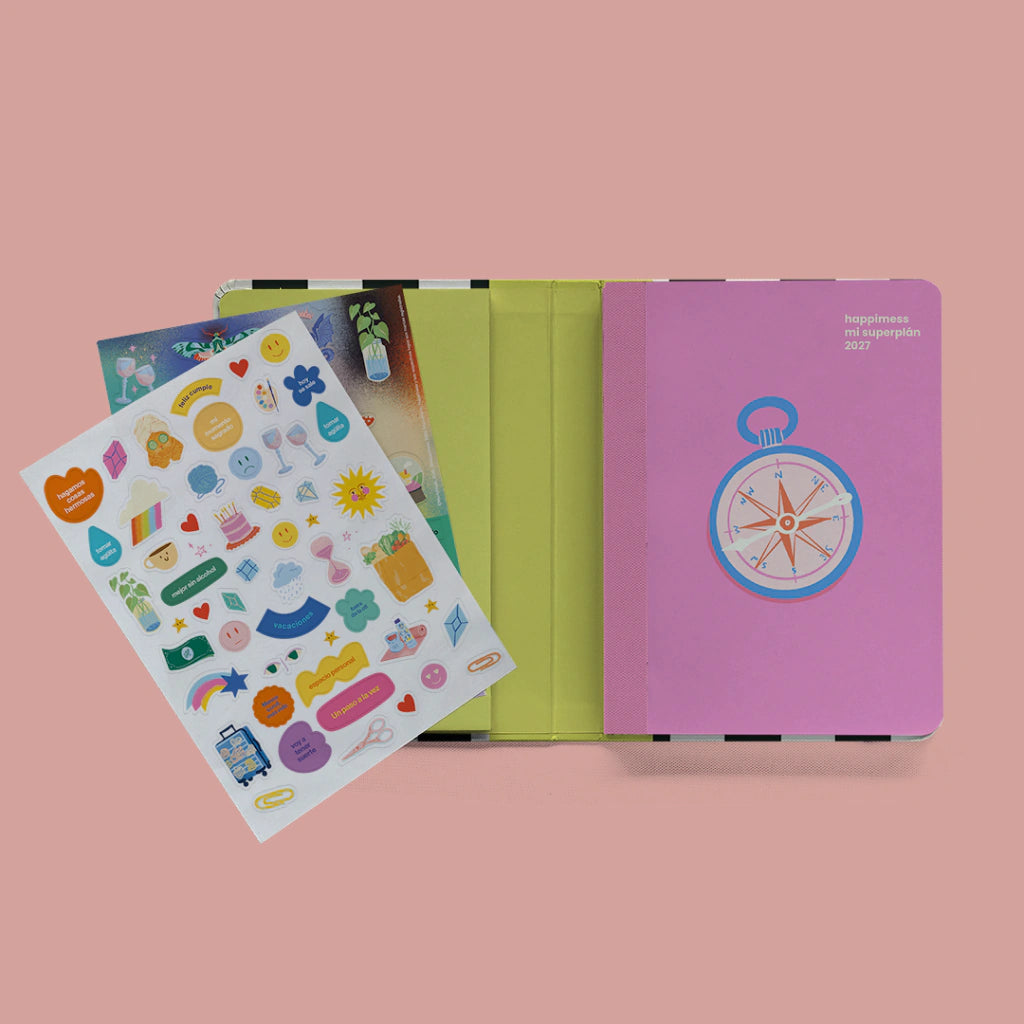 Agenda Happimess Mi Superplán 2027 edición Jardín secreto abierta con hoja de stickers decorativos y tapa rosa con ilustración de brújula