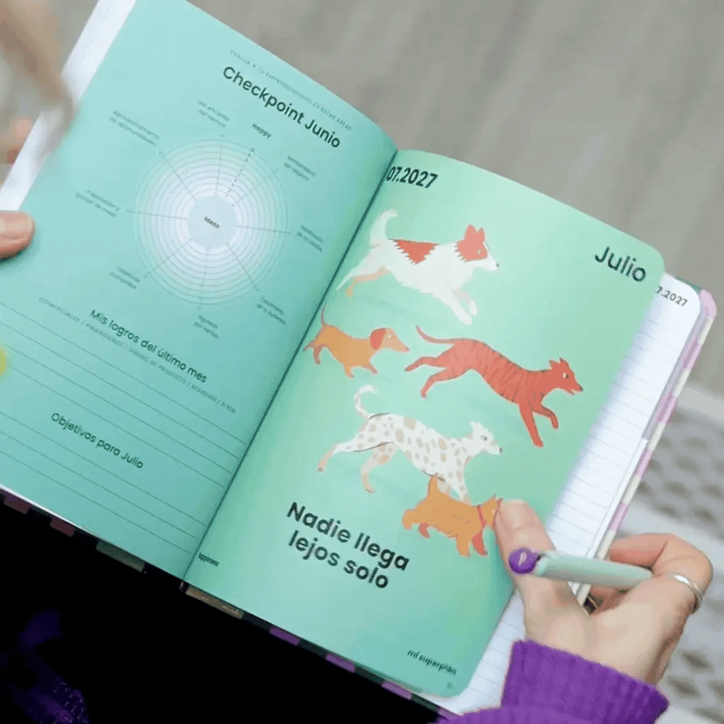Agenda Mi Superplán 2027 Rainbow Dancer Happimess - vista lateral mostrando páginas numeradas y encuadernación flat-lay