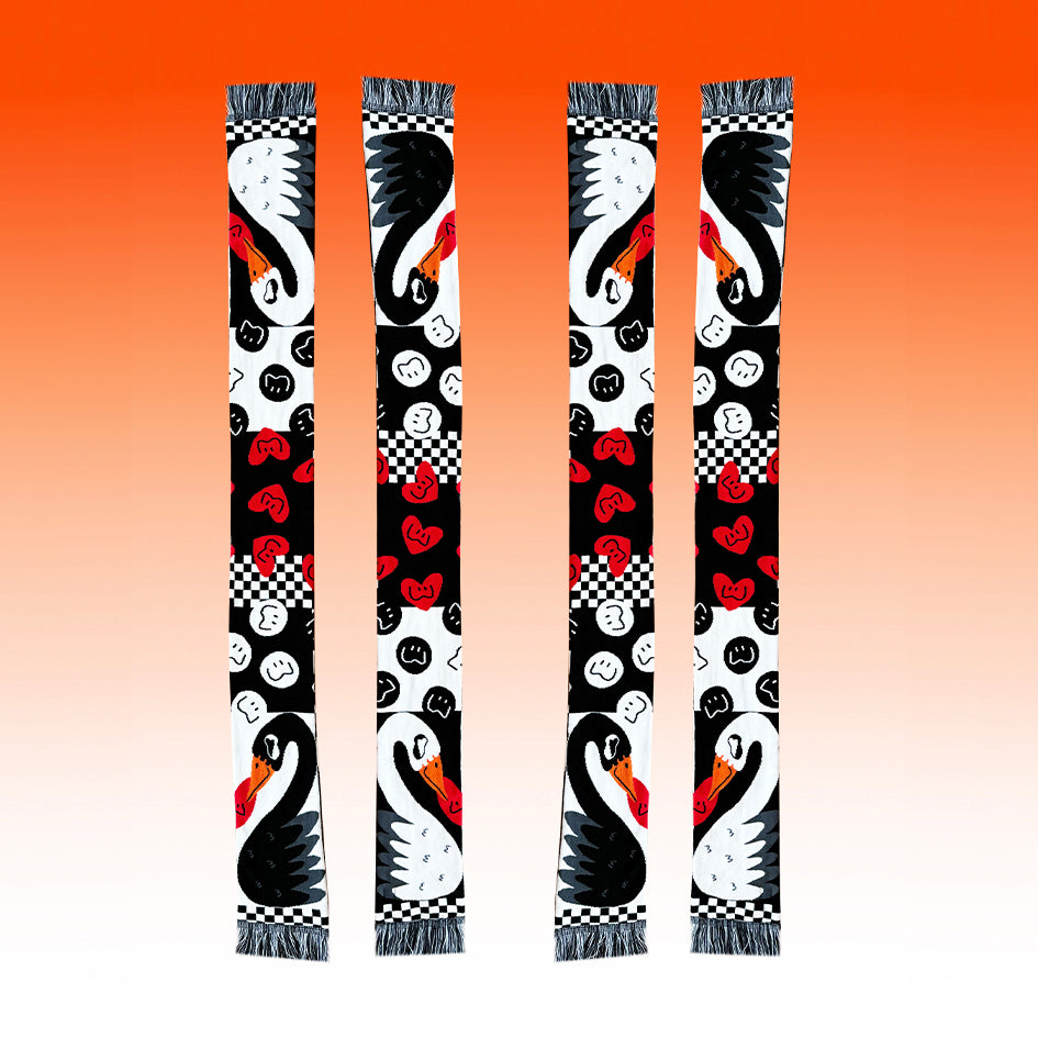 Bufanda Swan Romance de Miss Feathers extendida mostrando el estampado completo de cisnes