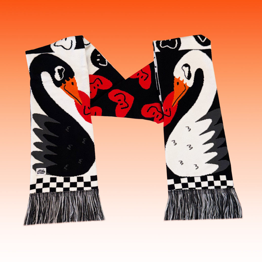 Detalle del estampado de cisnes de la bufanda Swan Romance