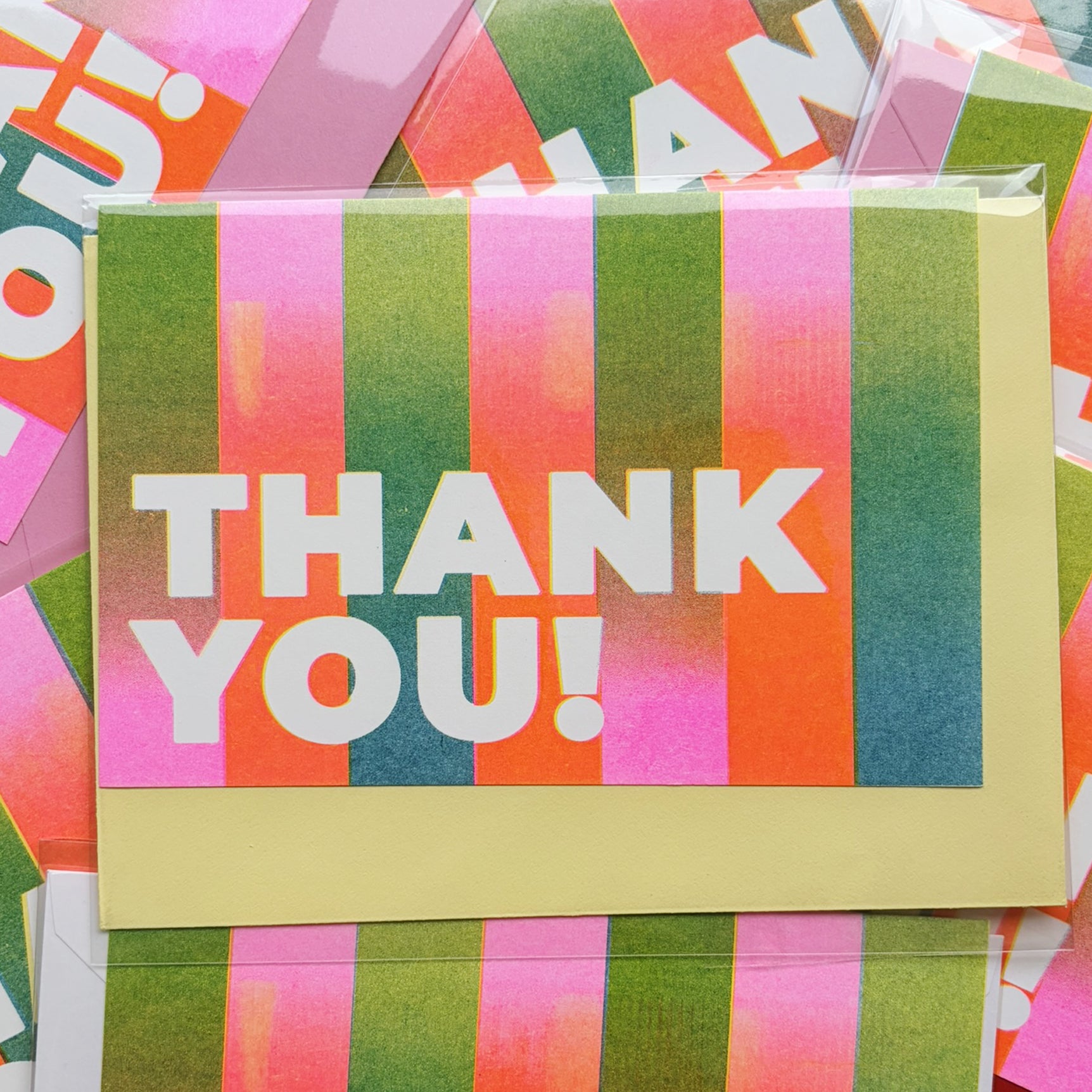 Tarjeta de agradecimiento de franjas de colores con el mensaje Thank you! impresa en risografía