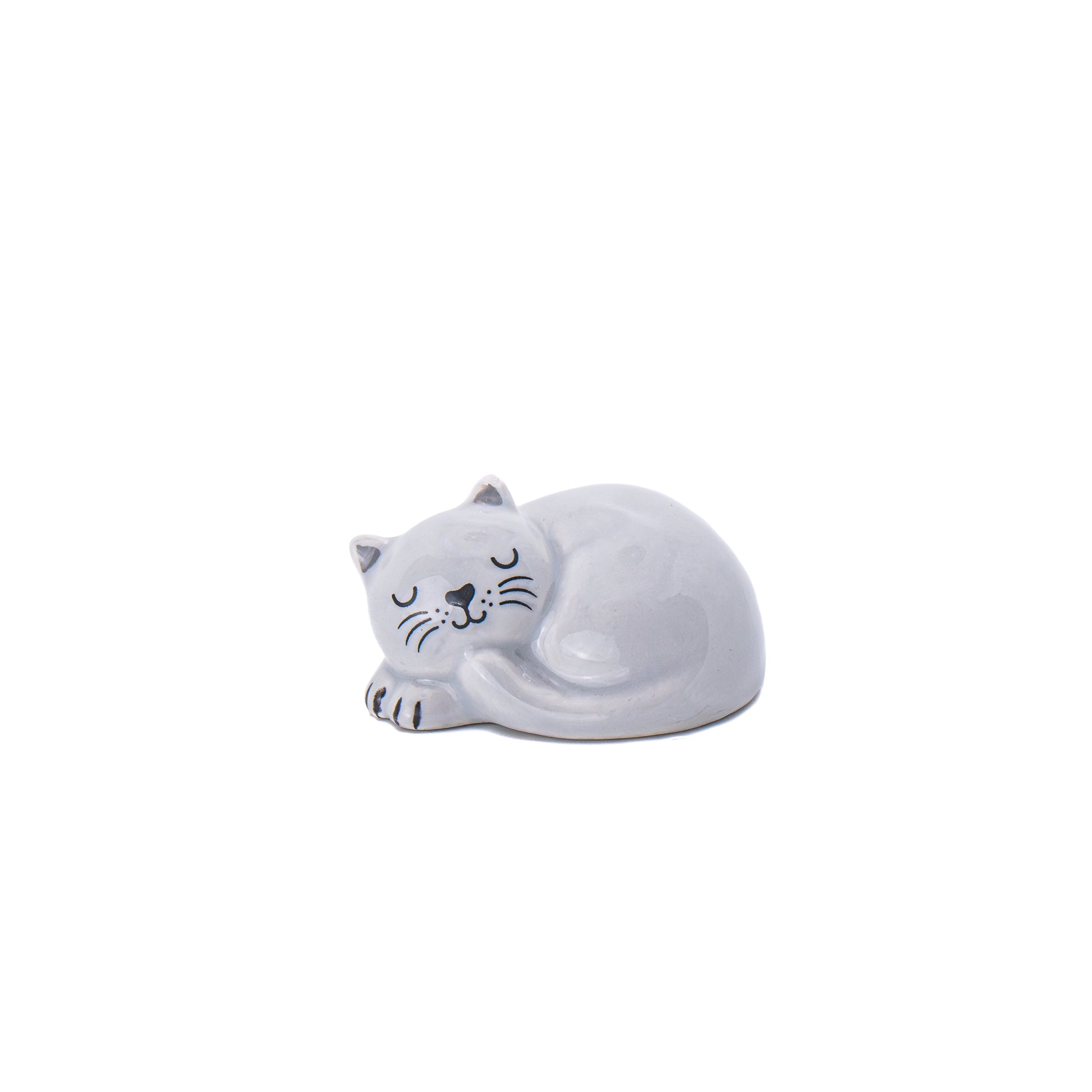 Token en forma de gato blanco durmiente y sonriente sobre fondo blanco. 