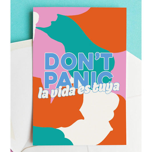 Tarjeta de felicitación con el mensaje don't panic la vida es tuya