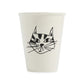 Taza en blanco y negro con la cara de un gatete dibujada.