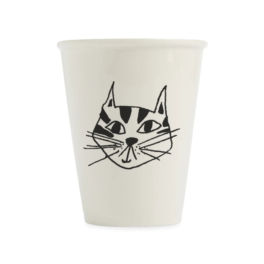 Taza en blanco y negro con la cara de un gatete dibujada.