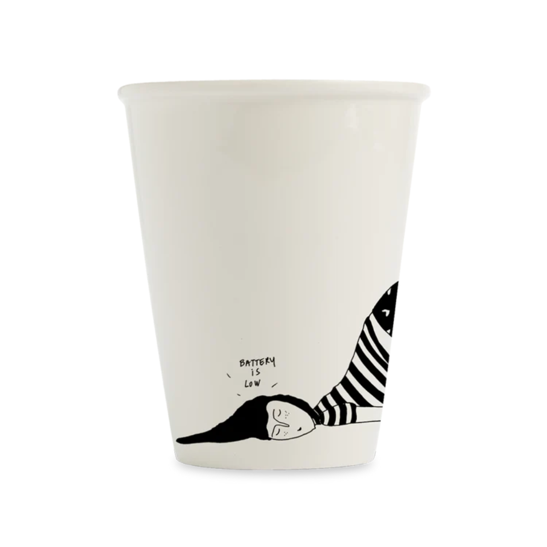 Taza blanca de una mujer durmiendo con el letrero "Battery is low"